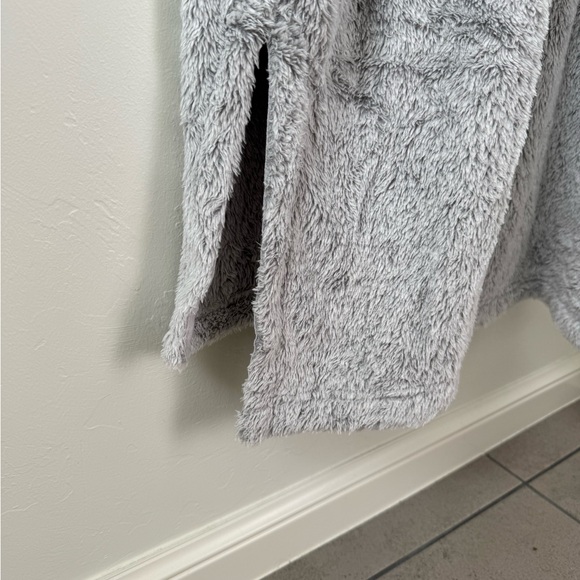 Joyspun women’s oversized, hooded, plush lounger size large - Picture 6 of 9